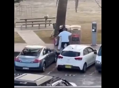 Храбар минувач му ја грабна пушката на напаѓачот од Сиднеј и ја впери во него (ВИДЕО)