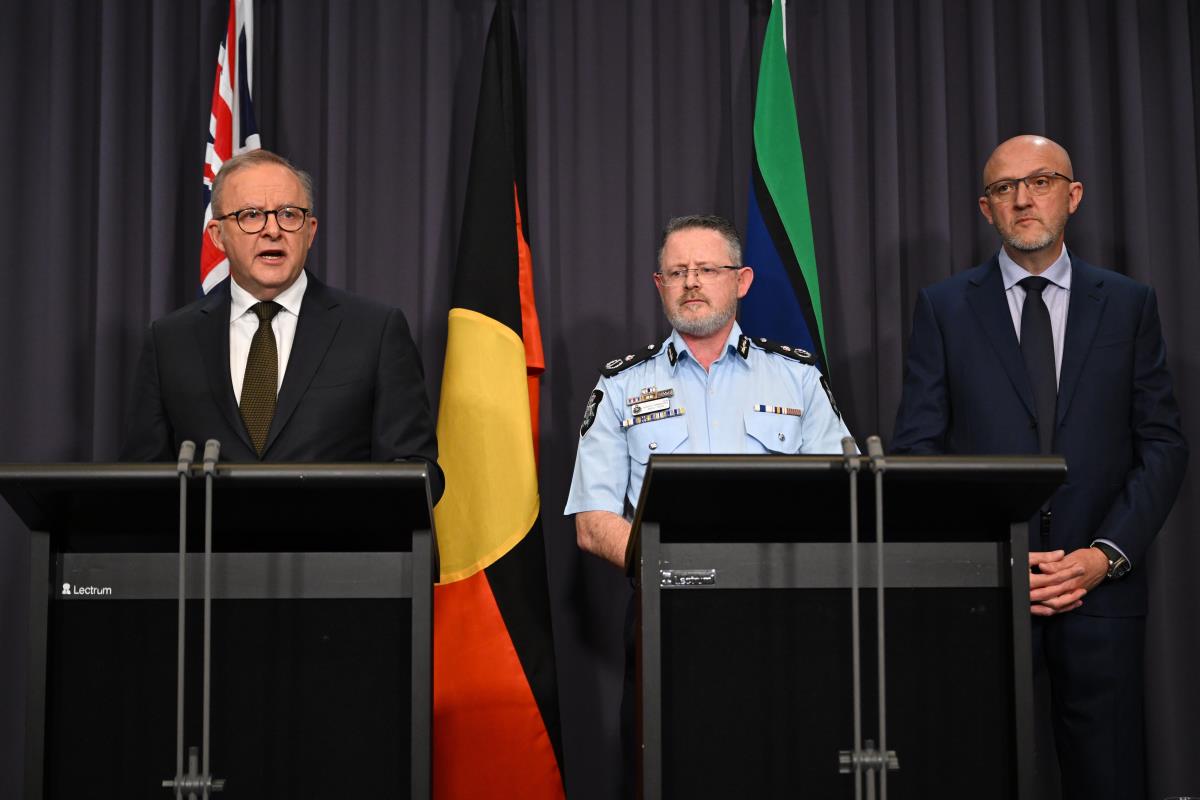 Австралискиот премиер предлага построги закони за оружје по масовното убиство на плажата Бонди