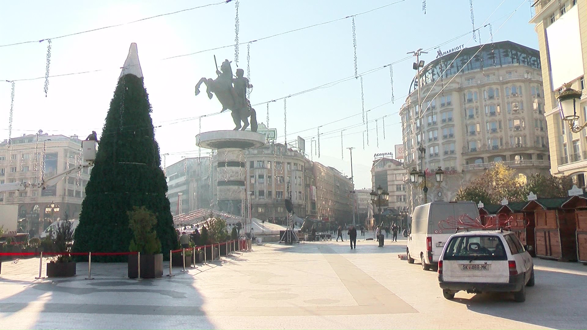 Вечерва, во 18 часот, во центарот на Скопје, ќе бидат запалени празничните светилки