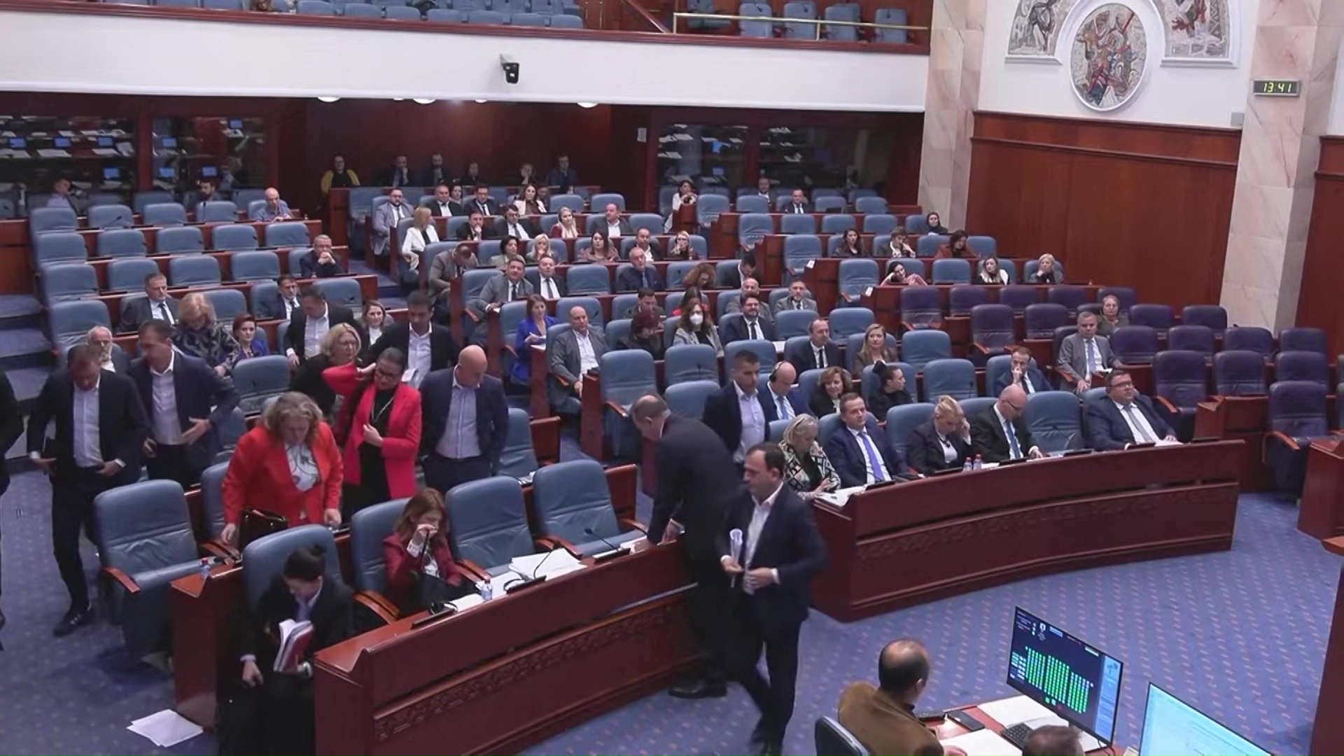 Пратениците од СДСМ ја напуштија денешната седница откако мнозинството ја прифати резолуција против мигрантите