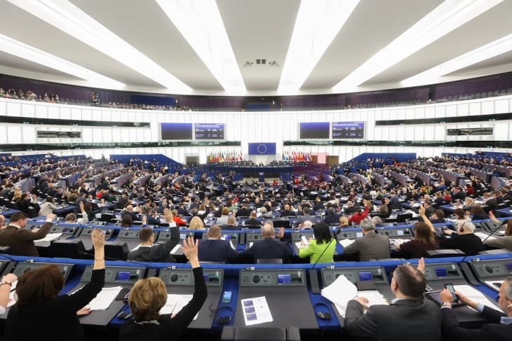 Европратениците по „итна постапка“ поддржаа усвојување на заемот за репарации за Украина