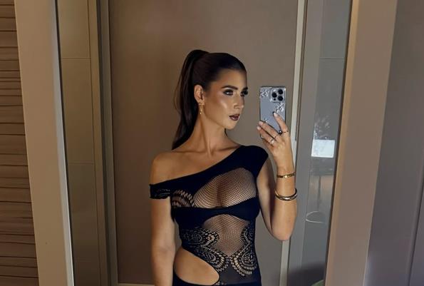 Фото: Водителката на Астон Вила на вечерно излегување