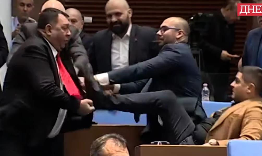 Хаос во бугарскиот парламент: Пратеници се степаа среде седница