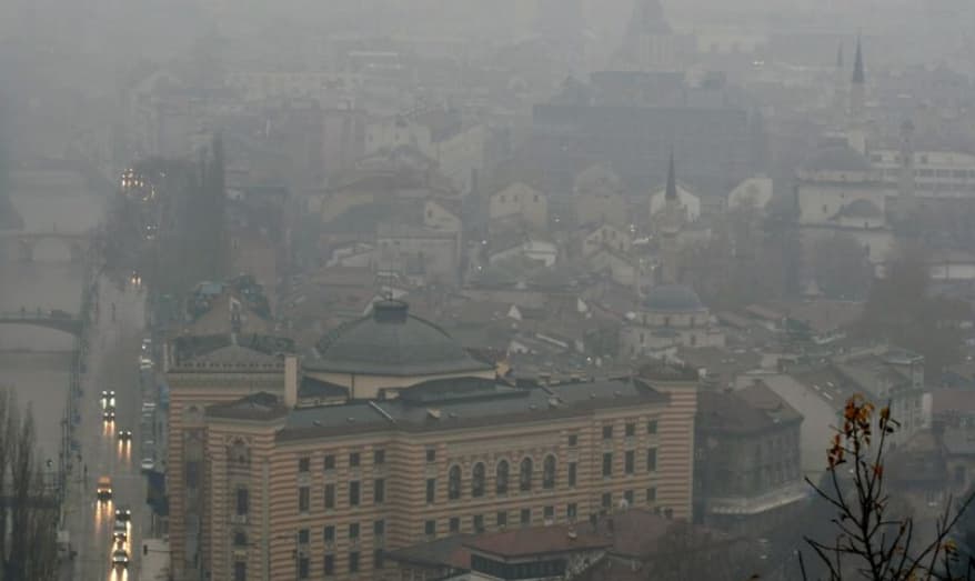 Сараево го вклучи алармот поради загадениот воздух- забрана за престој на деца на отворено