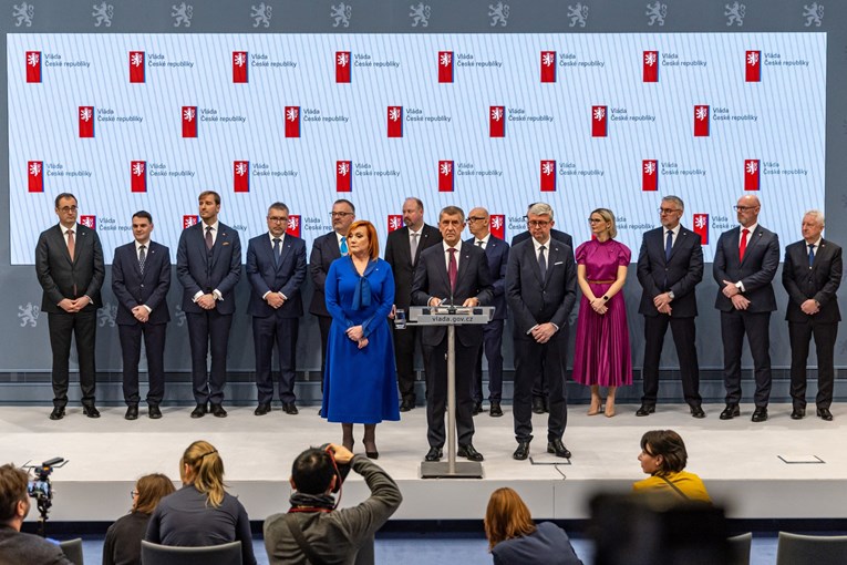 Чешка под Бабиш свртува надесно - колку надесно?