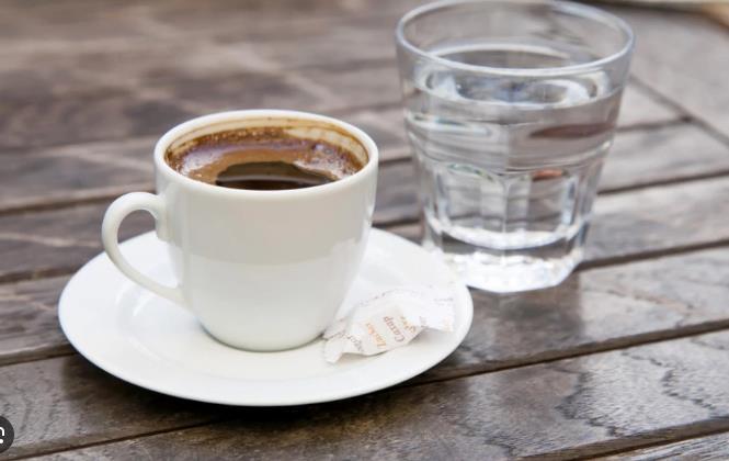 Истражување: Пиењето неколку шолји кафе или чај со кофеин може да помогне за менталните способности и спречувањето деменција