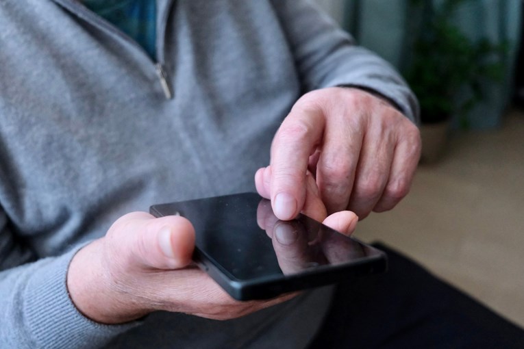 Снаодлив старец надмудрил измамници, кои се обиделе да му ги украдат парите