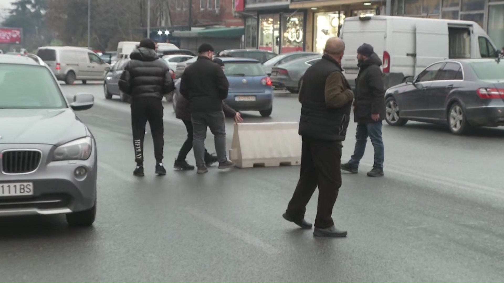 Нов протест на „Пластичарска“, жителите од населбата „Серава“ негодуваат дека три дена се без струја