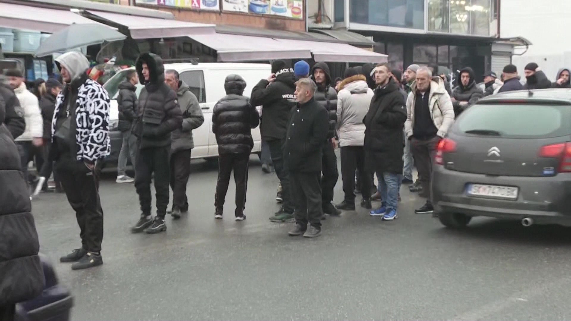 Нов протест на „Пластичарска“- жителите ја блокираа улицата среде сообраќајниот шпиц: Плаќаме струја