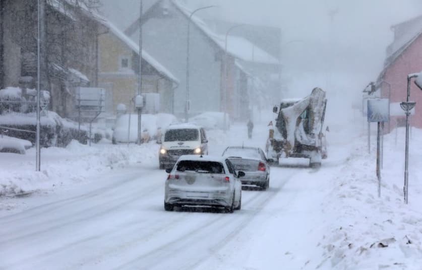 Хрватска под снег: Над 24.000 домаќинства го слават Божиќ без струја