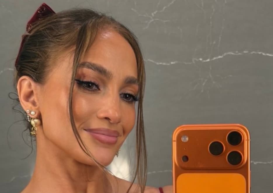 Џенифер Лопез ги запали мрежите со божиќната снимка, ѝ се потсмеваат поради чудниот детал (ФОТО)