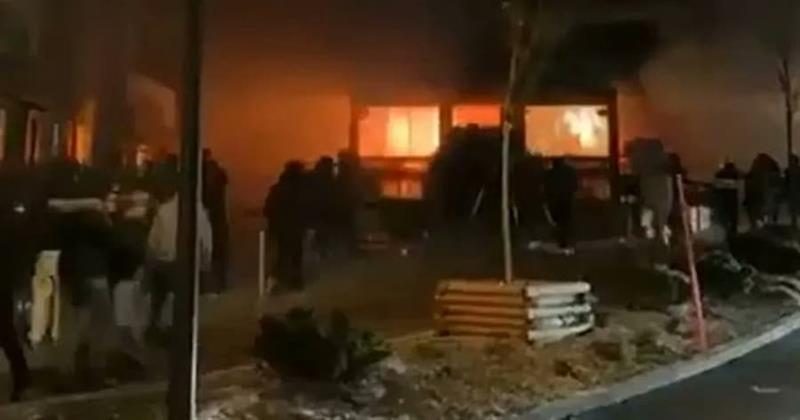 Повреди и паника: Како се случи пожарот во преполниот бар?