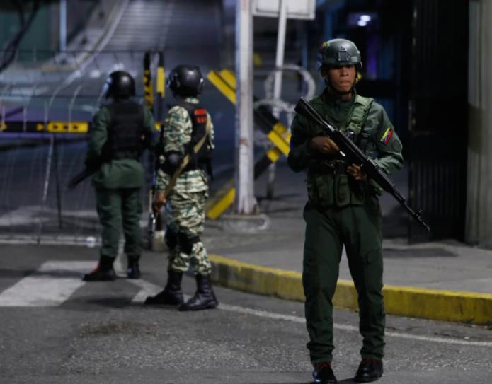 Колумбија испрати војници и тенкови на границата со Венецуела