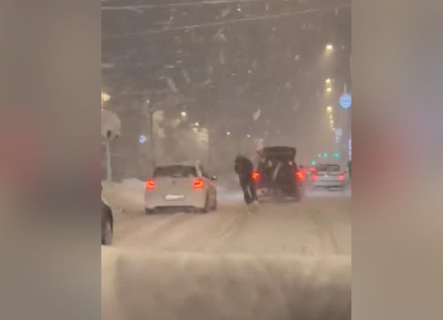 Опасна забава на снег: Младо момче скијаше зад автомобил низ Сараево