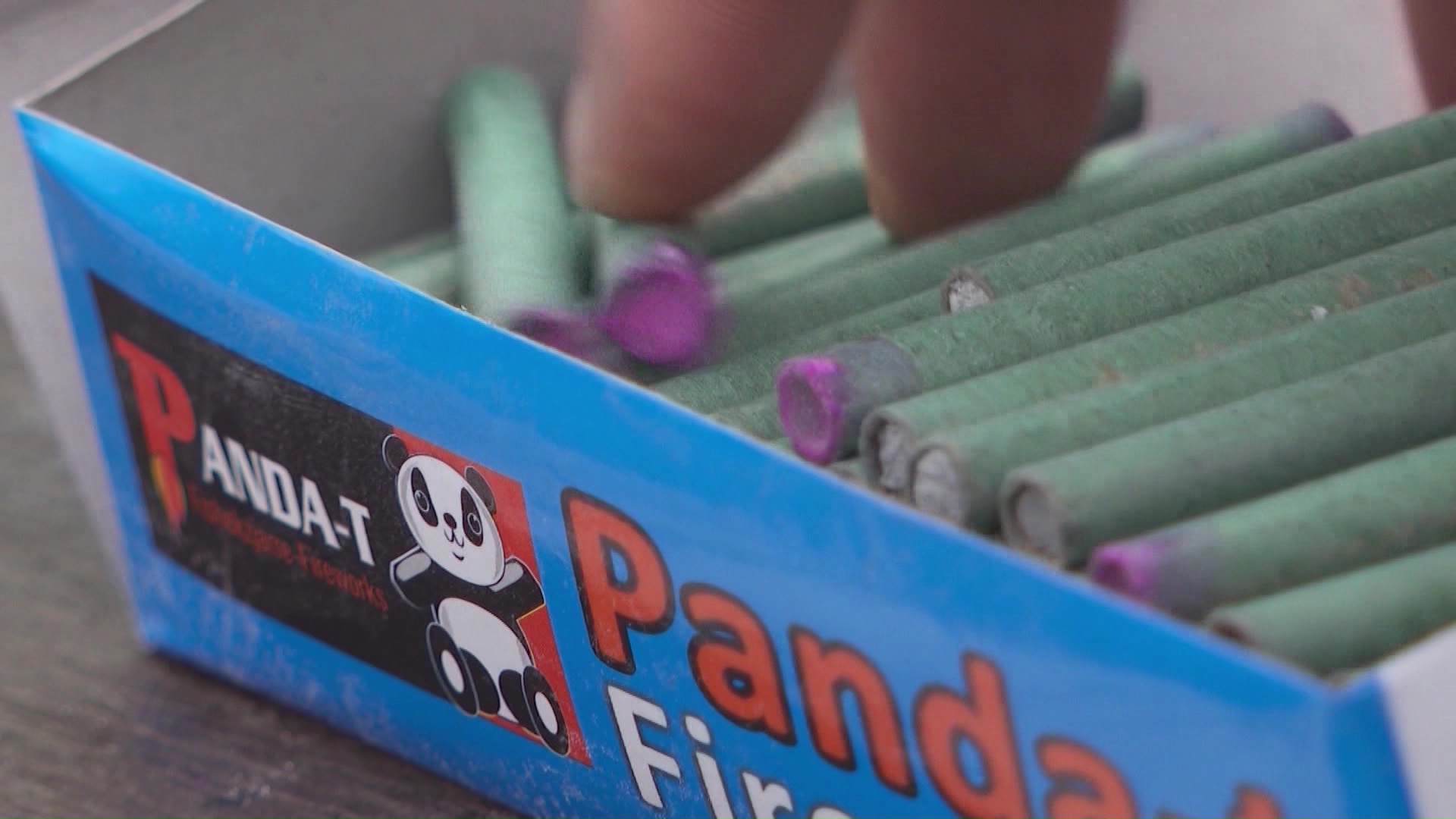 Пет деца и двајца мажи се здобиле со повреди од испукани петарди, кај дел била направена импутација на прстите