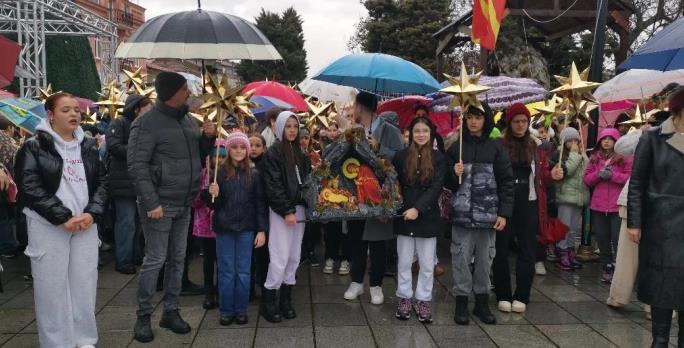 Стотици коледарчиња низ улиците на Охрид со песна го најавија Рождеството Христово