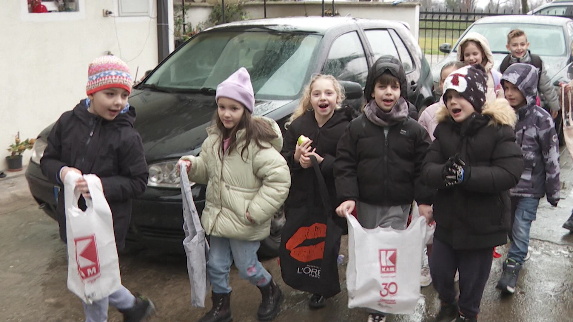 Одекнаа песните на коледарите - од врата до врата се ширеше божиќниот дух