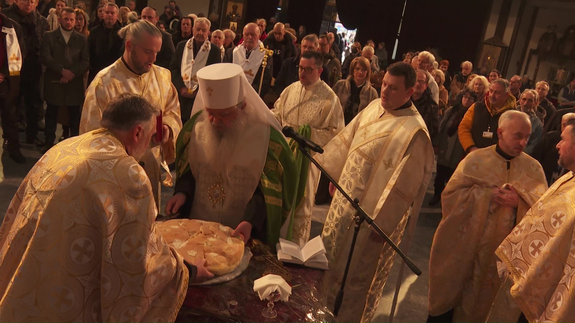 Православните верници го слават Бадник - предвесникот на христовото раѓање