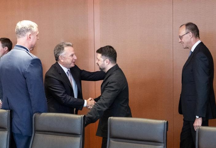 Зеленски, Виткоф и Кушнер пристигнаа на преговори за Украина во Париз