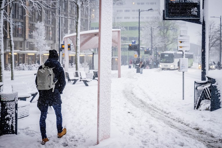 Снег и мраз ја парализираа Франција, Британија се подготвува за нов бран невреме