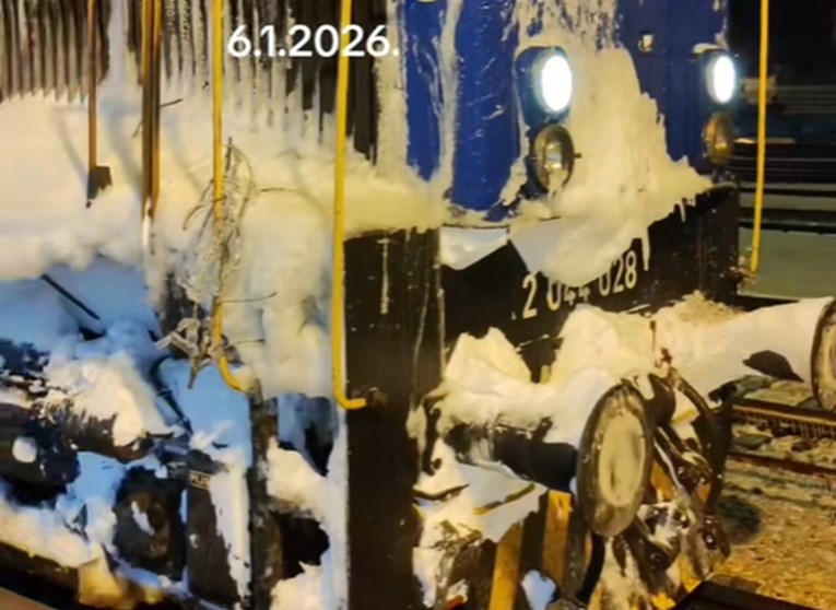 Снежно невреме во Хрватска: Патници со часови заробени во воз на станицата во Книн