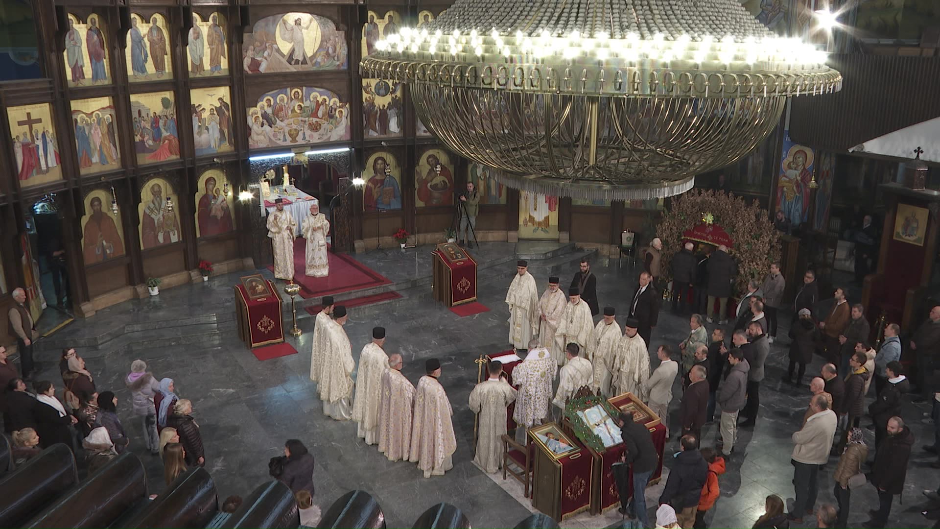 Честитки за Божиќ од државниот и политички врв на државата