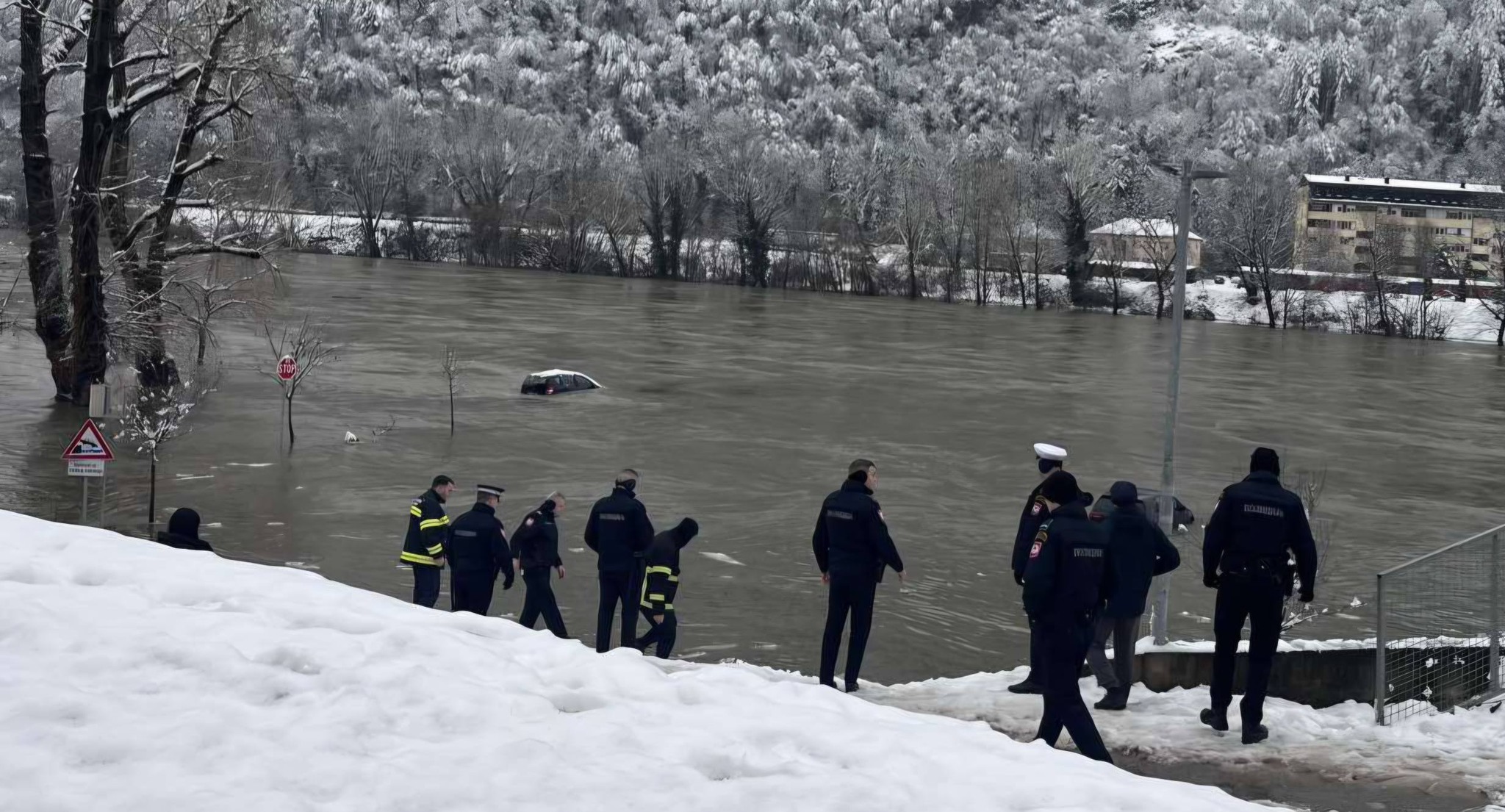 Видео-фото: Пожарникар од Босна влезе во ладната Дрина и го „запали удавениот Голф“
