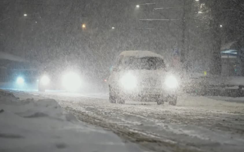Снег паѓа повеќе од 21 час во делови од Србија- хаос во сообраќајот, прогласена вонредна состојба (ВИДЕО)