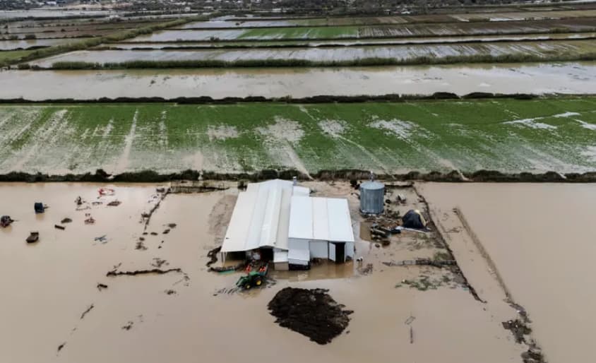 Прва жртва на поплавите во Албанија- маж се удави во Драч (ВИДЕО)