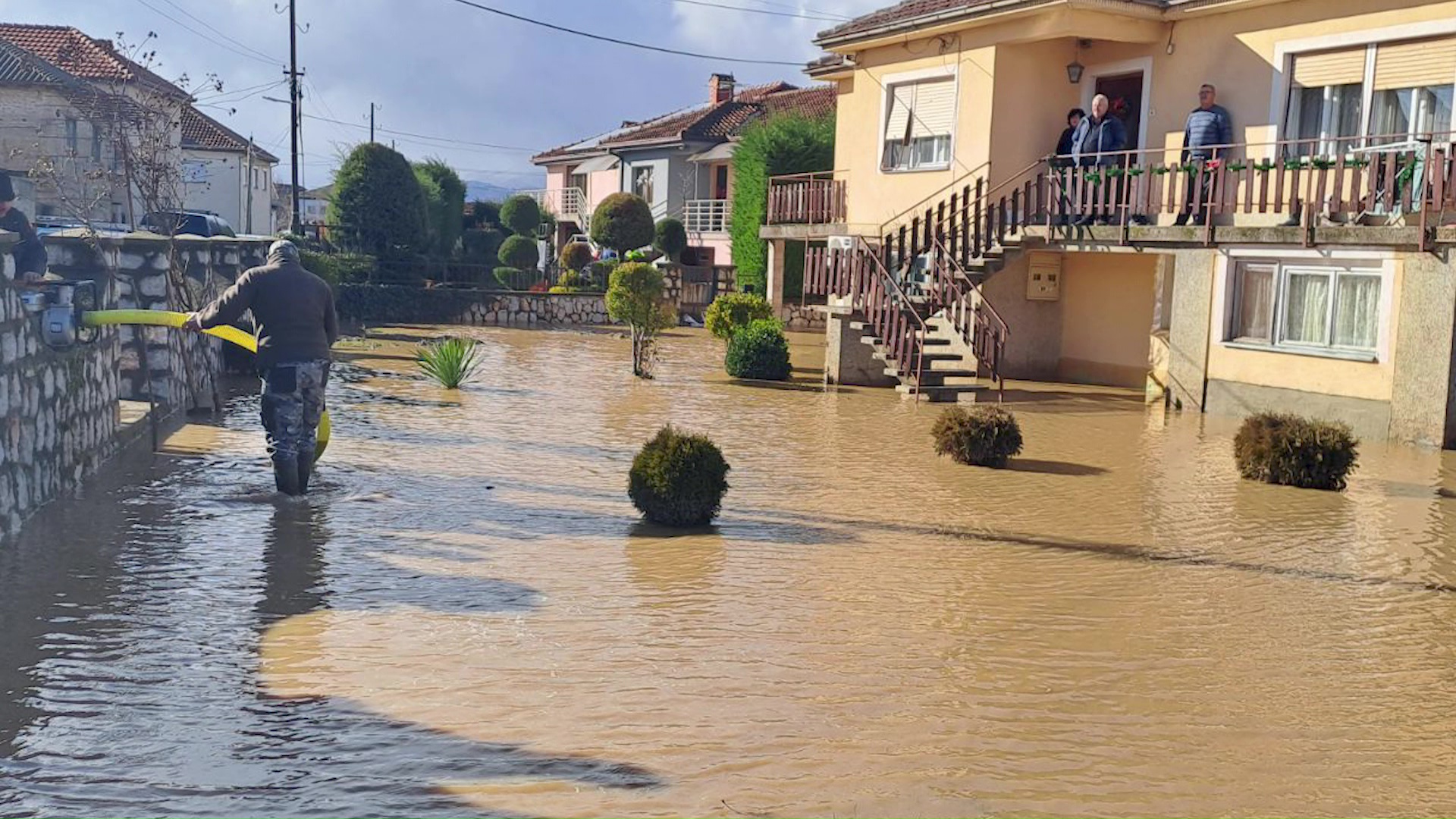 Пола Македонија под вода: Евакуација во Кичево, излеани реки во гостиварско и охридско