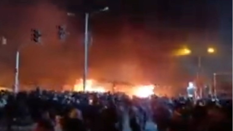 Насилни протести се шират низ Иран: Зградата на државната телевизија е во пламен(ВИДЕО)