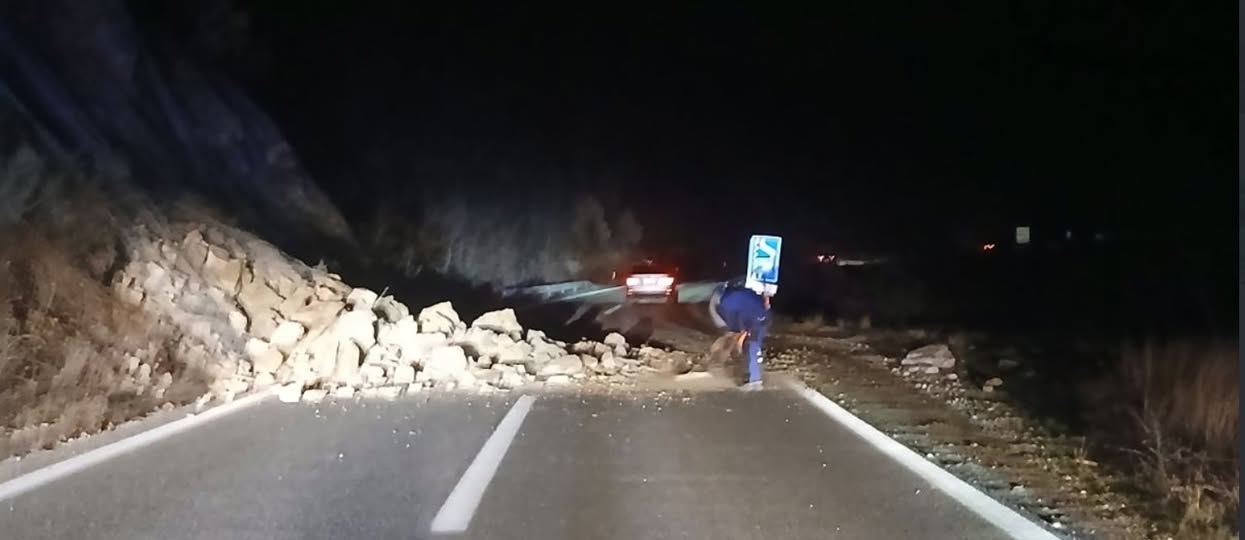 МВР предупредува: Одрон од карпа на патот Скопје-Велес, сообраќајот не е во прекин