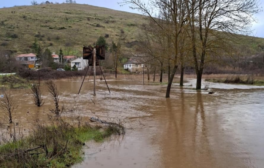 Обилните дождови и невремето и понатаму прават проблеми низ државата, најкритично во кочанско