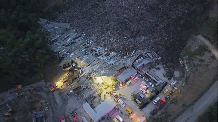 Депонија се урна и затрупа село на Филипините- се трага по исчезнатите, најмалку еден загинат (ВИДЕО)