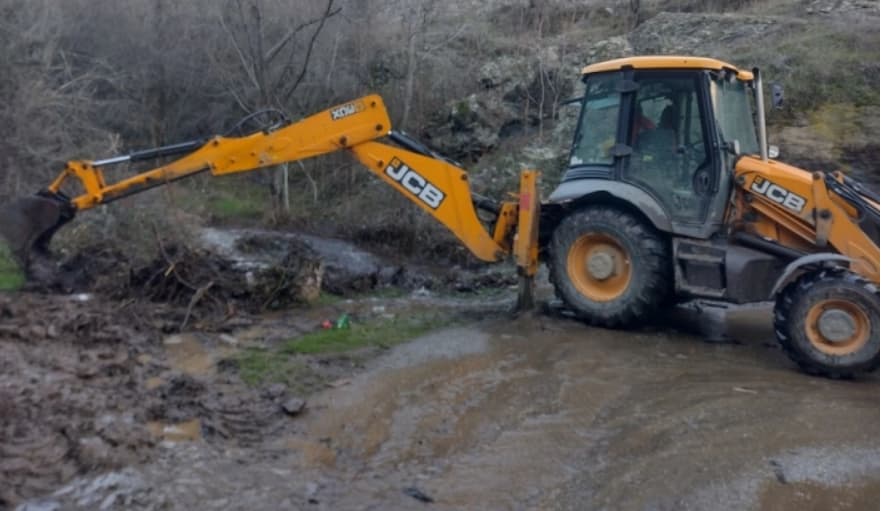 Отстранети се одрони на локалните патни правци во кочанско