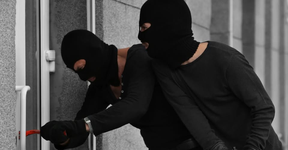 Уапсени разбојници, кои „оперирале“ во куќа во Романовце и канцеларија во Куманово