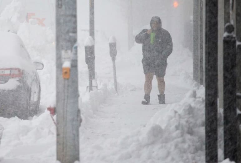Трагедија во Турција: Снег падна од зграда и уби девојка, луѓето кои дотрчале да ѝ помогнат едвај се спасиле (ВИДЕО)