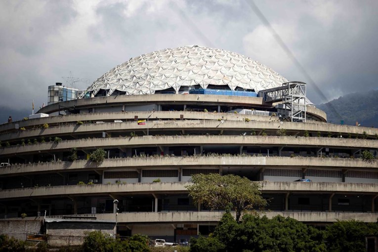 Новата претседателка на Венецуела масовно ослободува затвореници од затворот во Каракас