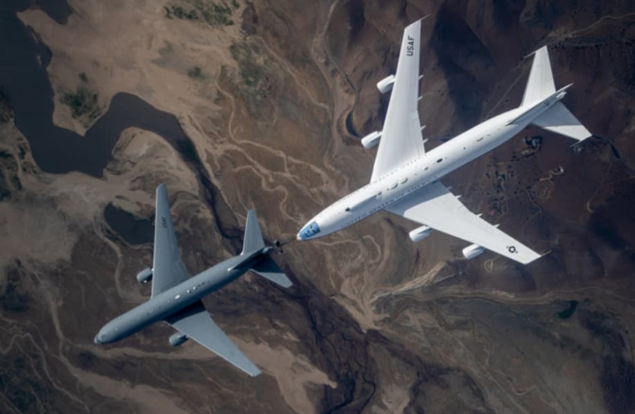 Авионот на „Судниот ден“ по повеќе децении прв пат е виден на аеродромот во Лос Анџелес- сите се чудат зошто се појави (ВИДЕО)