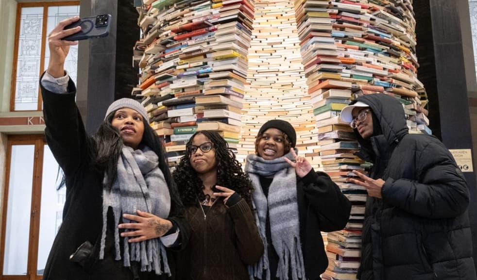 Бизарна манија на ТикТок поради скулптура од книги во Прага- се чека по два часа во ред за снимање (ВИДЕО)