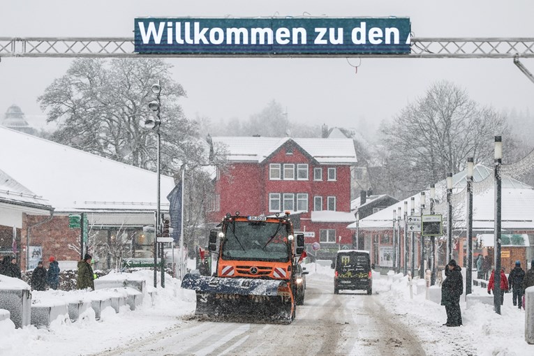 Снежно невреме пустоши низ Европа: Проблеми во сообраќајот, илјадници без струја (ВИДЕО)