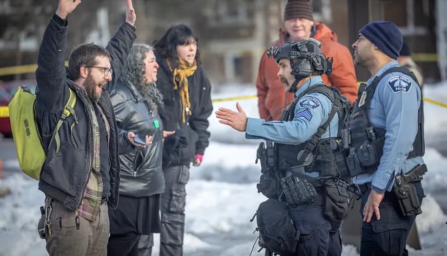 Протестите во САД продолжуваат по смртоносното пукање врз жена во Минеаполис