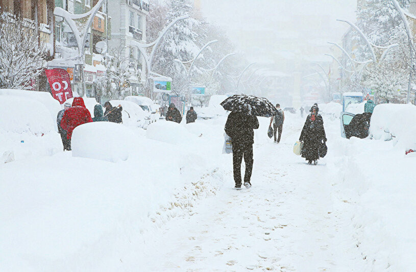 Повеќе од половина Турција под метеоролошки аларм поради обилни врнежи од дожд, снежни бури и лавини (ВИДЕО)