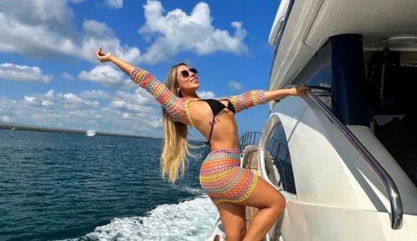 Ќерка на фудбалска легенда е во бегство- му била вереница на нарко бос, кој е убиен среде натпревар