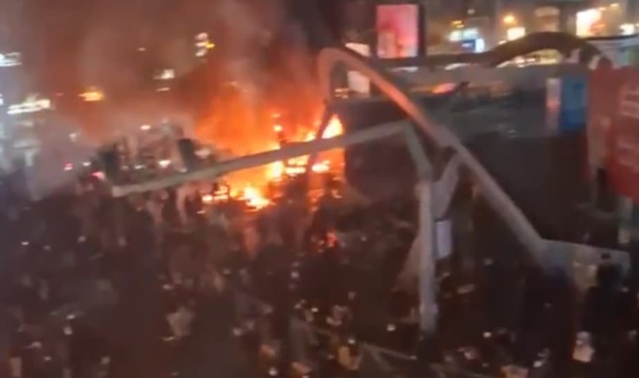 Ескалираа протестите во Иран: Убиени се најмалку 65 демонстранти, запалена е и џамија (ВИДЕО)