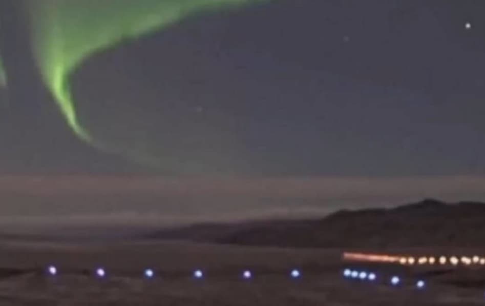 Поларна светлост го осветли небото над Гренланд (ВИДЕО)
