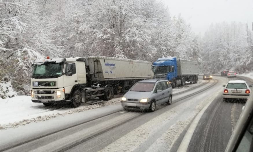 Забрана за сообраќај за тешки товарни возила на патот Маврово-Дебар