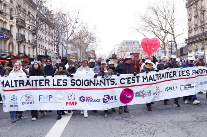 Протест на приватните лекари во Париз против „авторитарниот пресврт“ во здравството