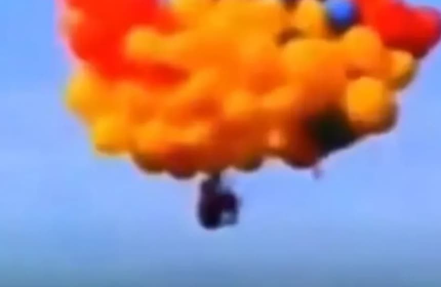 Свештеник сакал да направи подвиг- се врзал за 1.000 балони и полетал, но направил грешка (ВИДЕО)