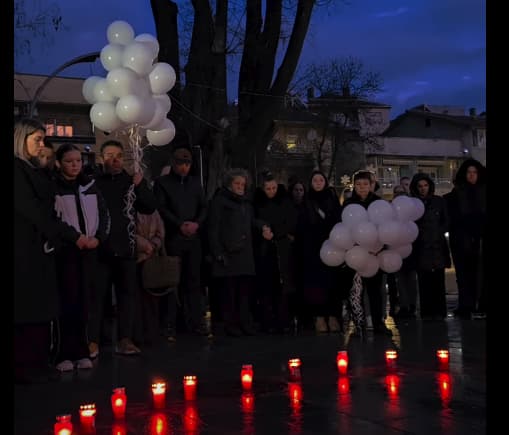 Во Кочани пуштени 40 бели балони во знак на солидарност за 40-те жртви во Кран Монтана